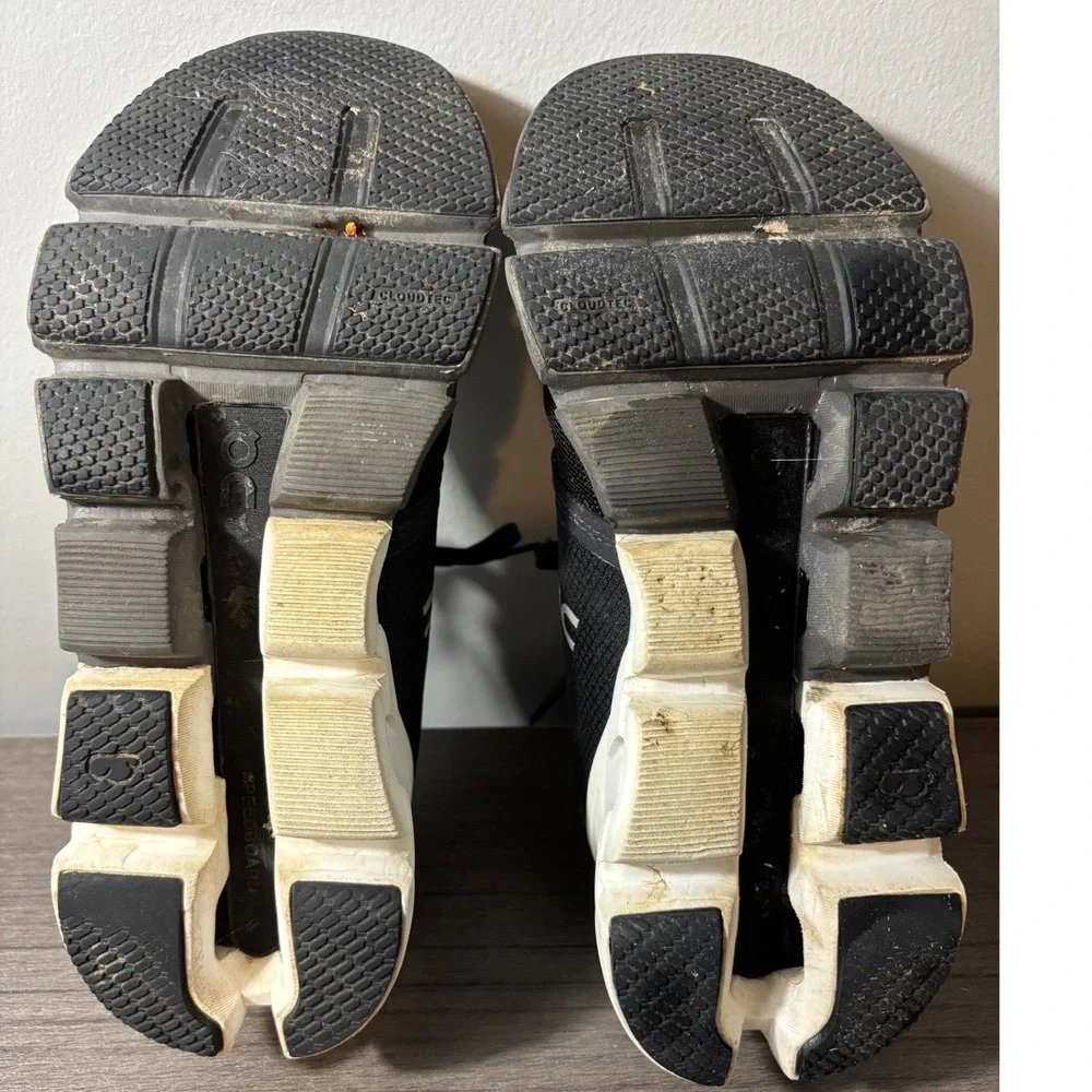 On Cloud On Running‎ Women's Cloudflyer 4 Sneakers Black White Size 8